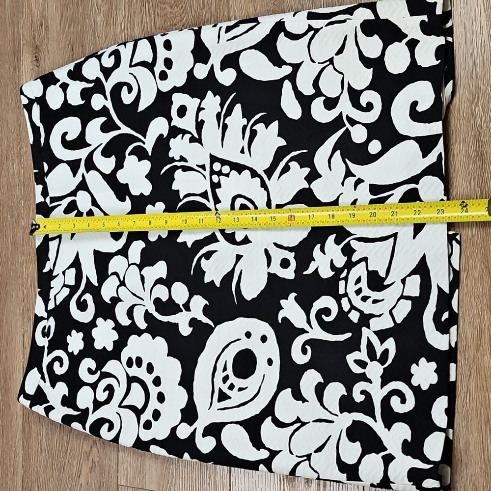 Talbots Textured Cotton Black & White Bold Floral Print Knee Length Pencil Skirt - Picture 13 of 14